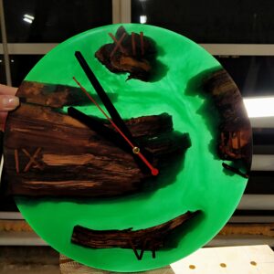 Зеленые часы из смолы и дерева
